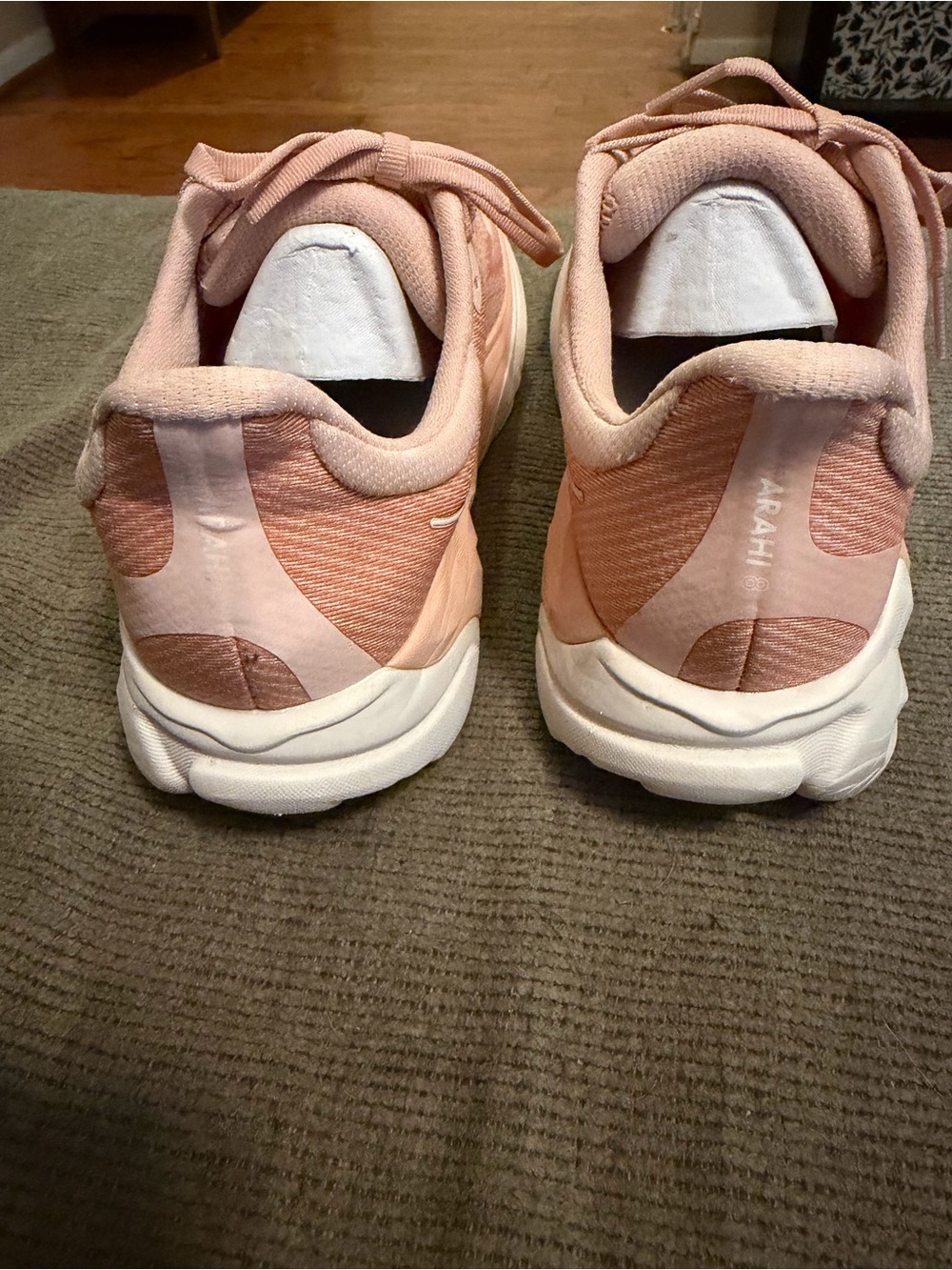 Hoka Arahi 8 Blush/Rose Latte - Picture 4 of 6